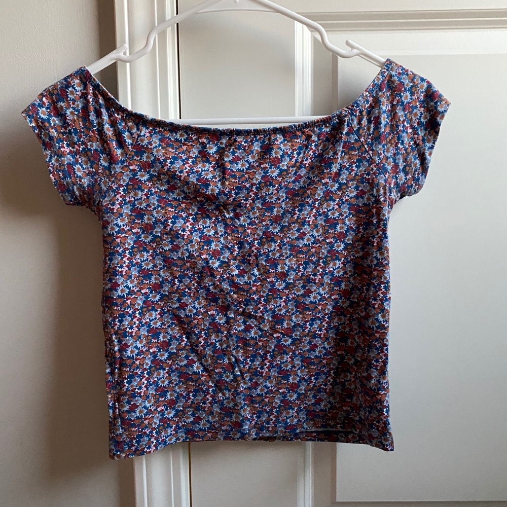 cute semi-cropped flower design tee.